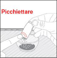 Mano che picchietta delicatamente un cilindro bianco con una piccola quantit&agrave; di polvere granulare in una ciotola bianca