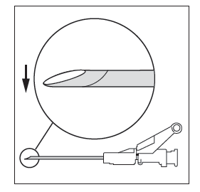 Ago smussato con punta affilata, dettaglio ingrandito in cerchio e siringa collegata con prolunga trasparente