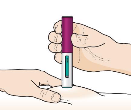 Mano che stringe un dispositivo per iniezione con ago rivolto verso la pelle dell