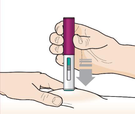 Mano che tiene un dispositivo per iniezione con ago rivolto verso la pelle e freccia che indica la direzione di inserimento