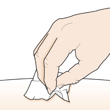 Mano che pizzica la pelle con due dita per preparare un