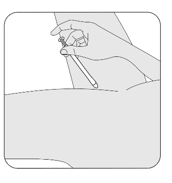 Mano che tiene una siringa e infila l