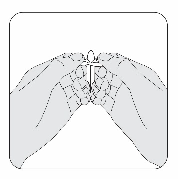 Due mani che afferrano saldamente una capsula oblunga con estremit&agrave; arrotondate e superficie scanalata