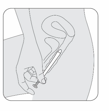 Mano che tiene una siringa pronta per l