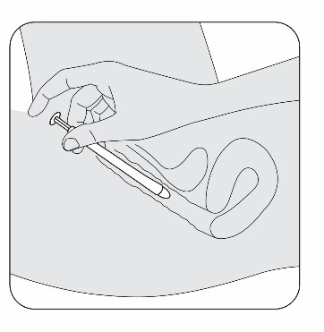 Mano che tiene una penna precompilata con l