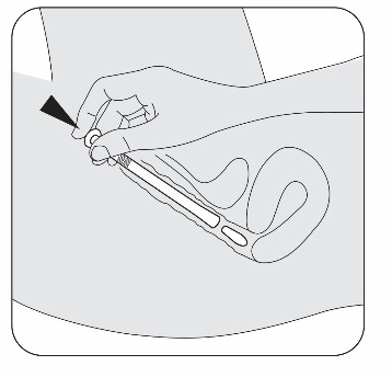 Mano che inserisce un ago sottocutaneo in un piega della pelle addominale con un