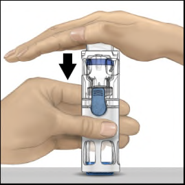 Mani che tengono un dispositivo medico bianco e blu con freccia nera rivolta verso il basso