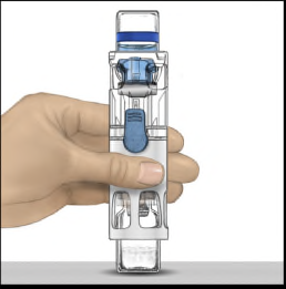 Mano che tiene un dispositivo penna per iniezione blu e bianco con finestra trasparente per visualizzare il dosaggio
