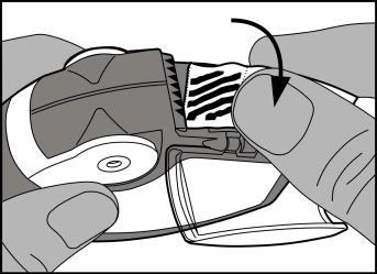 Mano che tiene un dispositivo autoiniettante con ago inserito e freccia che indica la pressione per l