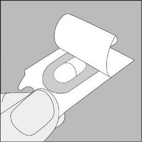 Cerotto adesivo con protezione in plastica arrotolata che ne rivela la parte adesiva sottostante
