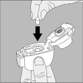 Cartuccia medicinale bianca inserita in un dispositivo applicatore grigio con una freccia nera che indica la direzione