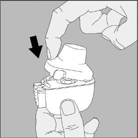 Dispositivo autoiniettante bianco tenuto da una mano con il pollice sulla base e l