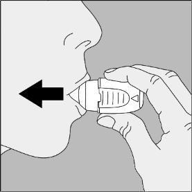 Profilo di una persona con un inalatore in bocca e una freccia nera che indica la direzione dell