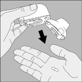 Mano che tiene il dispositivo e rimuove il coperchio protettivo con freccia nera indicante la direzione