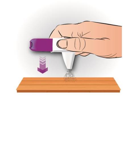 Mano che tiene un dispositivo a penna con ago rivolto verso il basso su una superficie di legno chiaro frecce indicano la pressione