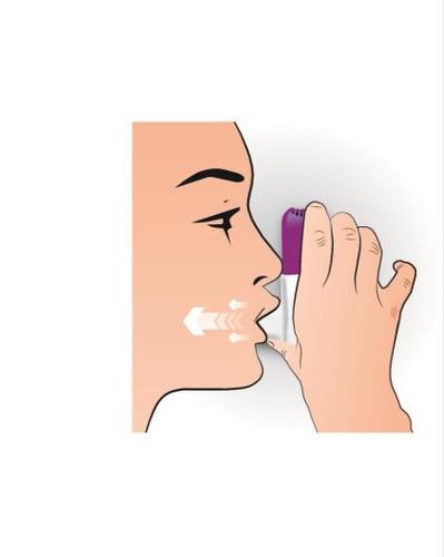 Profilo di un volto con inalatore nasale viola in bocca e freccia che indica l