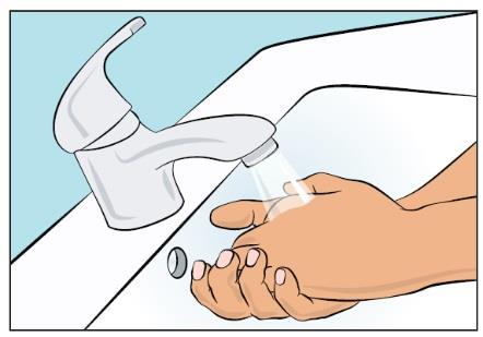 Mano che lava con acqua corrente da rubinetto cromato e sapone liquido con una pastiglia bianca sul lavandino