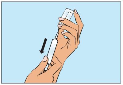Mano che tiene un dispositivo autoiniettante premendo il pulsante bianco con una freccia nera che indica la direzione