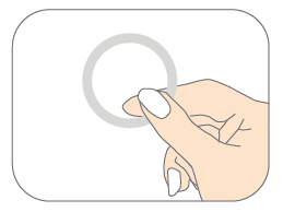 Mano che tiene e allunga un anello flessibile di colore grigio chiaro su sfondo bianco