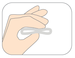 Mano che stringe un ovale grigio a forma di otto con contorno bianco su sfondo bianco