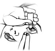 Mano che tiene un collirio e lo inclina per instillare le gocce nell