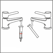 Due siringhe pre-riempite con un ago collegato e una seconda siringa senza ago sono mostrate in linea verticale