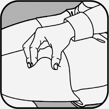 Mano che afferra la pelle dell