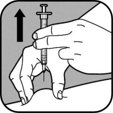 Mano che tiene una siringa inclinata, ago inserito nella pelle, freccia nera che indica la direzione di iniezione e area cutanea sottostante
