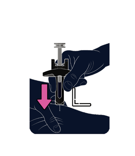 Mano che preme su un dispositivo autoiniettore blu con ago inserito nella pelle del braccio freccia rosa indica la pressione