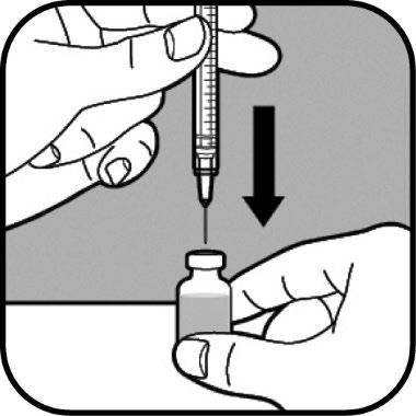 Mano che tiene una siringa con ago puntato verso un flaconcino, freccia nera indica la direzione dell