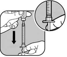 Mano che tiene una siringa preriempita con stantuffo in discesa e ago rivolto verso il basso con freccia indicante la direzione