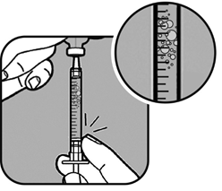 Mano che tiene una siringa preriempita con farmaco trasparente, ago inserito nella pelle con dettaglio ingrandito della scala graduata