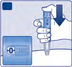 Mano che preme un dispositivo per iniezione sottocutanea con ago inserito nella pelle e freccia direzionale verso il basso