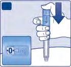 Mano che tiene un dispositivo per iniezione blu e argento con freccia nera rivolta verso il basso e finestra numerica a zero
