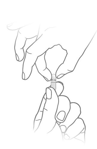 Mano che tiene una penna precompilata con l