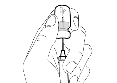 Mano che tiene una siringa mentre aspira il farmaco da un flaconcino trasparente con tappo grigio e simbolo superiore