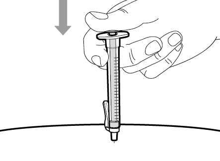 Mano che tiene un dispositivo per iniezione sottocutanea con ago inserito nella pelle orizzontale freccia indica la direzione