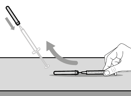 Siringa con ago che penetra nella pelle, freccia bianca indica direzione di inserimento e freccia grigia direzione di rimozione
