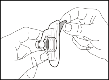 Mani che tengono e preparano un dispositivo medico iniettabile con un pulsante e una finestra trasparente