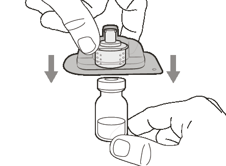 Mani che tengono un dispositivo medico con ago e flacone sottostante frecce indicano la direzione di pressione