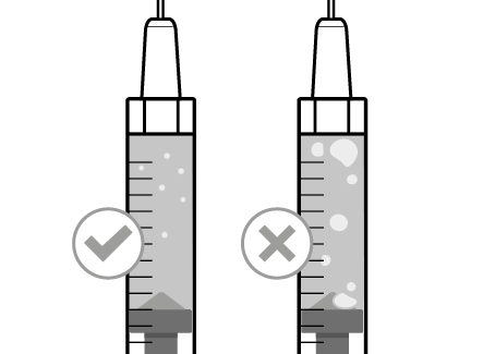 Due siringhe con liquido, una con bolle d