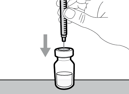 Siringa che inietta liquido in un flaconcino di vetro trasparente con freccia grigia che indica la direzione