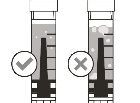 Due provette graduate con liquido interno una con soluzione limpida e spunta verde l