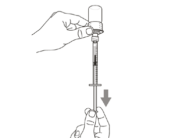Mano che tiene una siringa collegata a un flaconcino, con freccia che indica la trazione del pistone per l