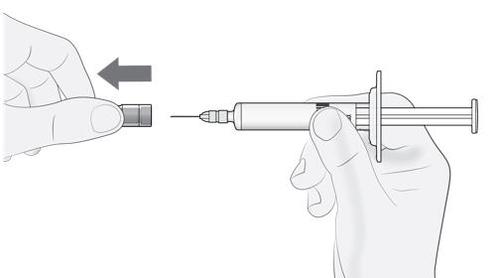 Mano che tiene una siringa pronta per l