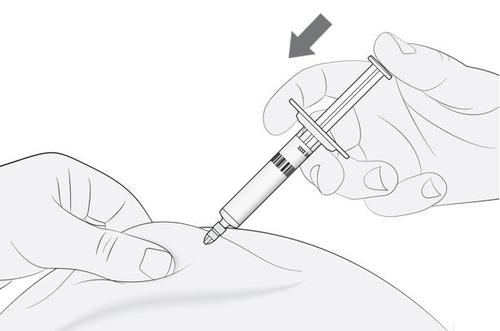 Mano che tiene una siringa pronta per l