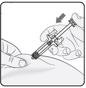 Mano che afferra un dispositivo per iniezione sottocutanea con ago inserito nella pelle e freccia che indica la direzione