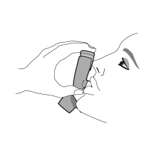 Mano che tiene un inalatore per la bocca con un