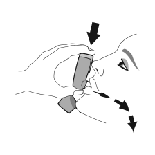 Mano che tiene un autoiniettore con freccia nera che indica la pressione e rilascio del pulsante di iniezione
