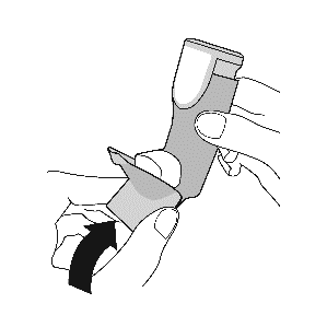 Dispositivo autoiniettante grigio tenuto da una mano con freccia nera che indica la direzione di rotazione